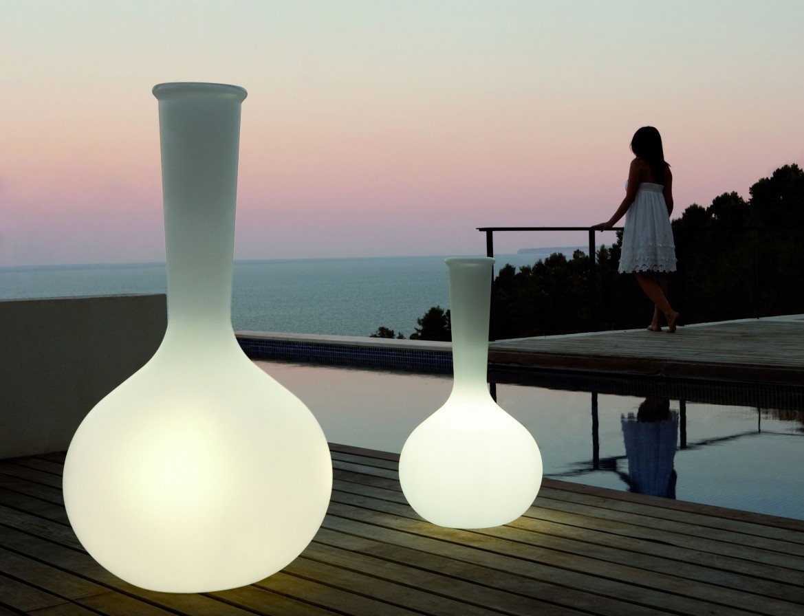 Amphores lumineuses au bord d’une piscine